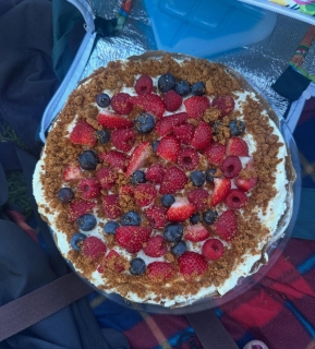 My hubby was convinced I couldn’t safely deliver my pavlova to our warm and windy park gathering in Perth with some friends last night so of course that made me even more determined to do it! 😜 We did get a little sticky by the end but it was worth it. 😝 Happy New Year from me and my family to you and yours 🥳